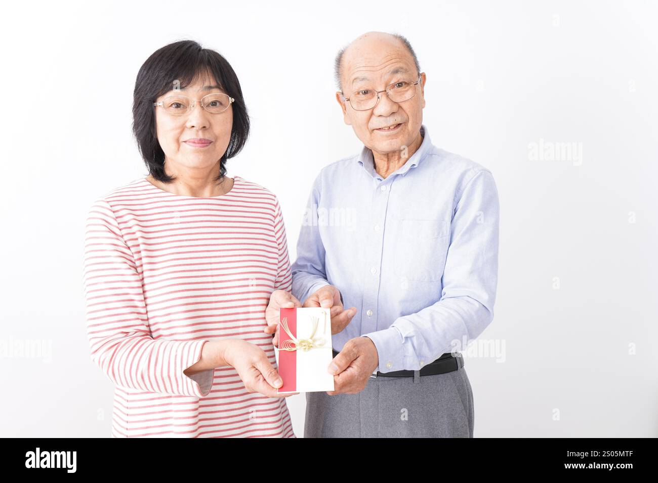 Couple aîné donnant des félicitations Banque D'Images