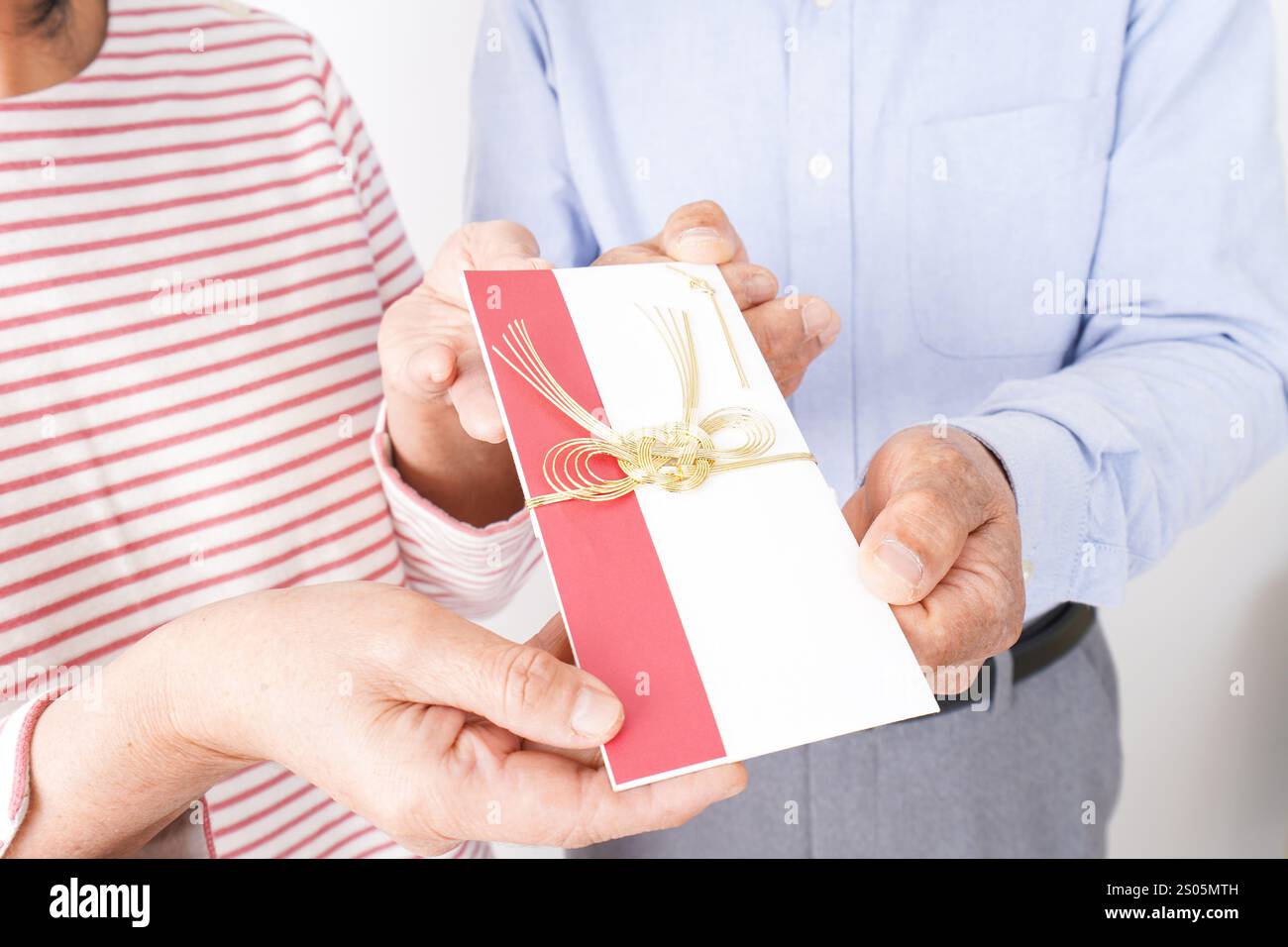 Couple aîné donnant des félicitations Banque D'Images