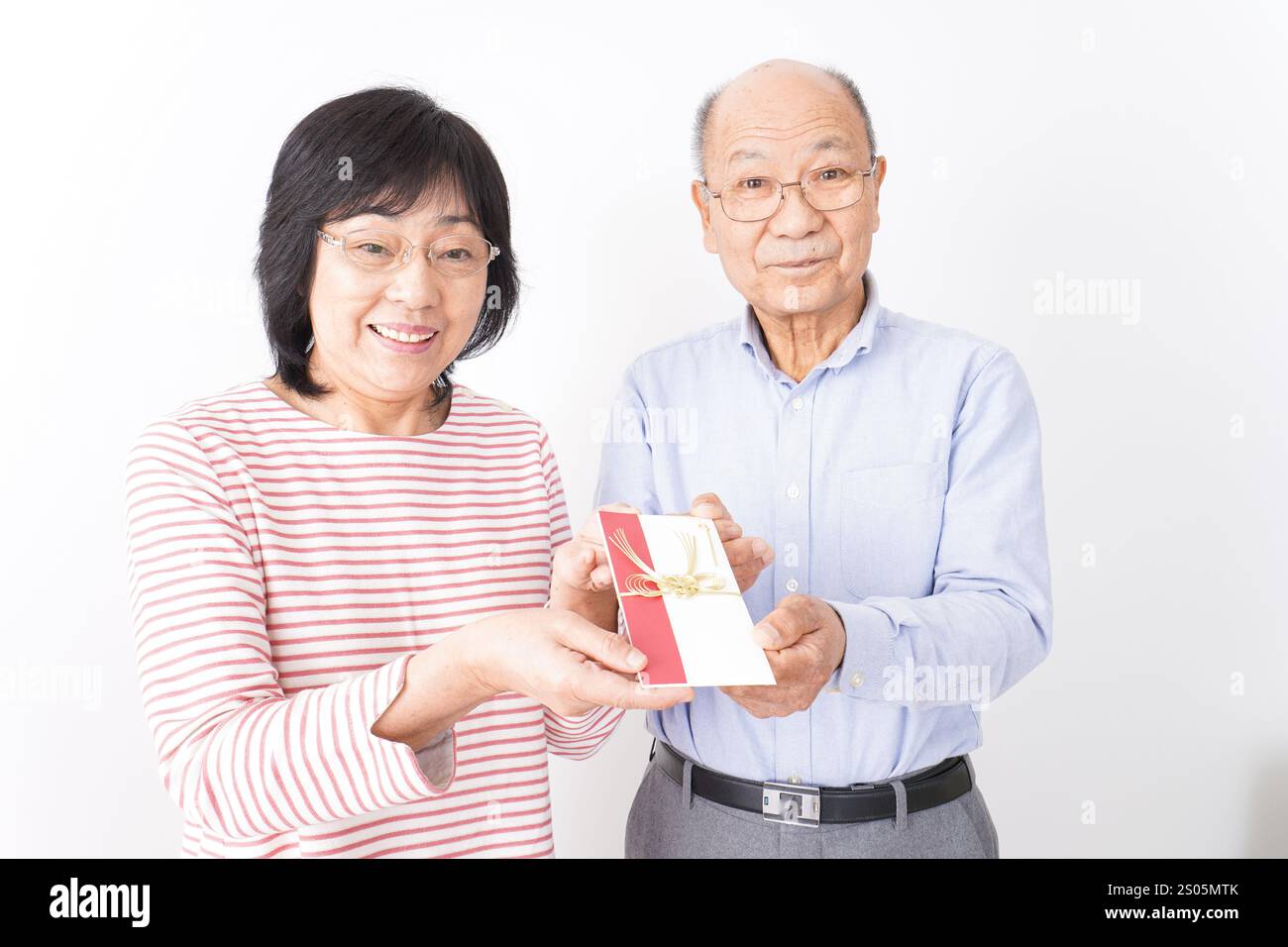 Couple aîné donnant des félicitations Banque D'Images