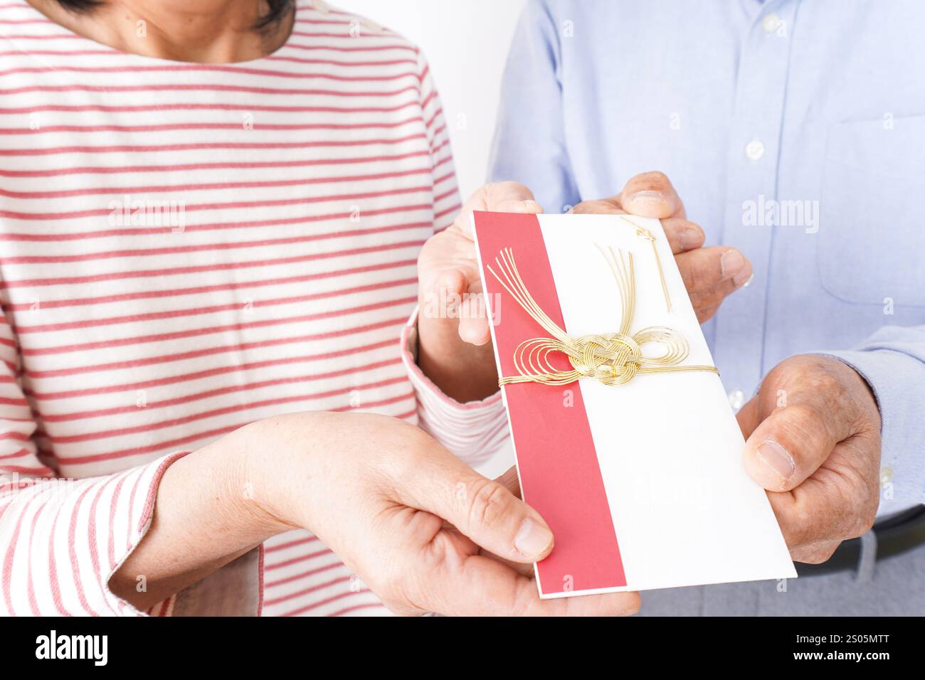 Couple aîné donnant des félicitations Banque D'Images