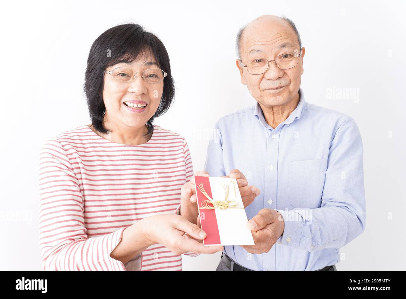 Couple aîné donnant des félicitations Banque D'Images