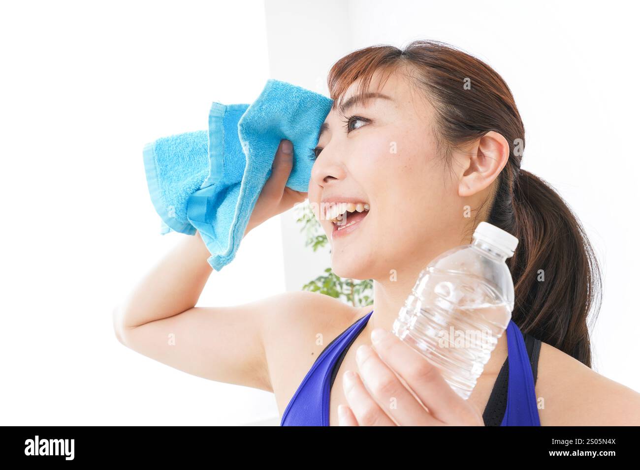 Femme en vêtements de sport prenant dans l'eau Banque D'Images