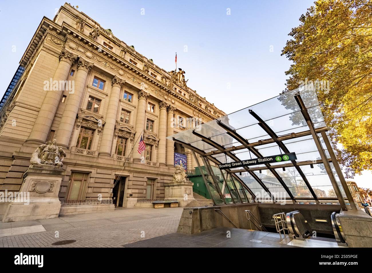 Entrée du métro Bowling Green à côté du Musée national des Indiens d'Amérique, logé dans l'ancienne maison des douanes des États-Unis, un trésor culturel de New York. Banque D'Images