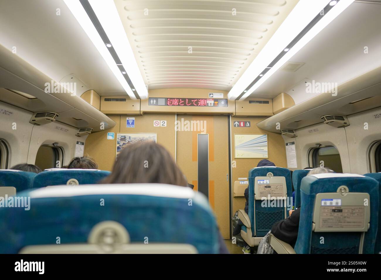 21 décembre 2024 à l'intérieur du train Shinkansen allant de la gare de Kokura à la gare de Hakata dans la préfecture de Fukuoka, au Japon. Banque D'Images