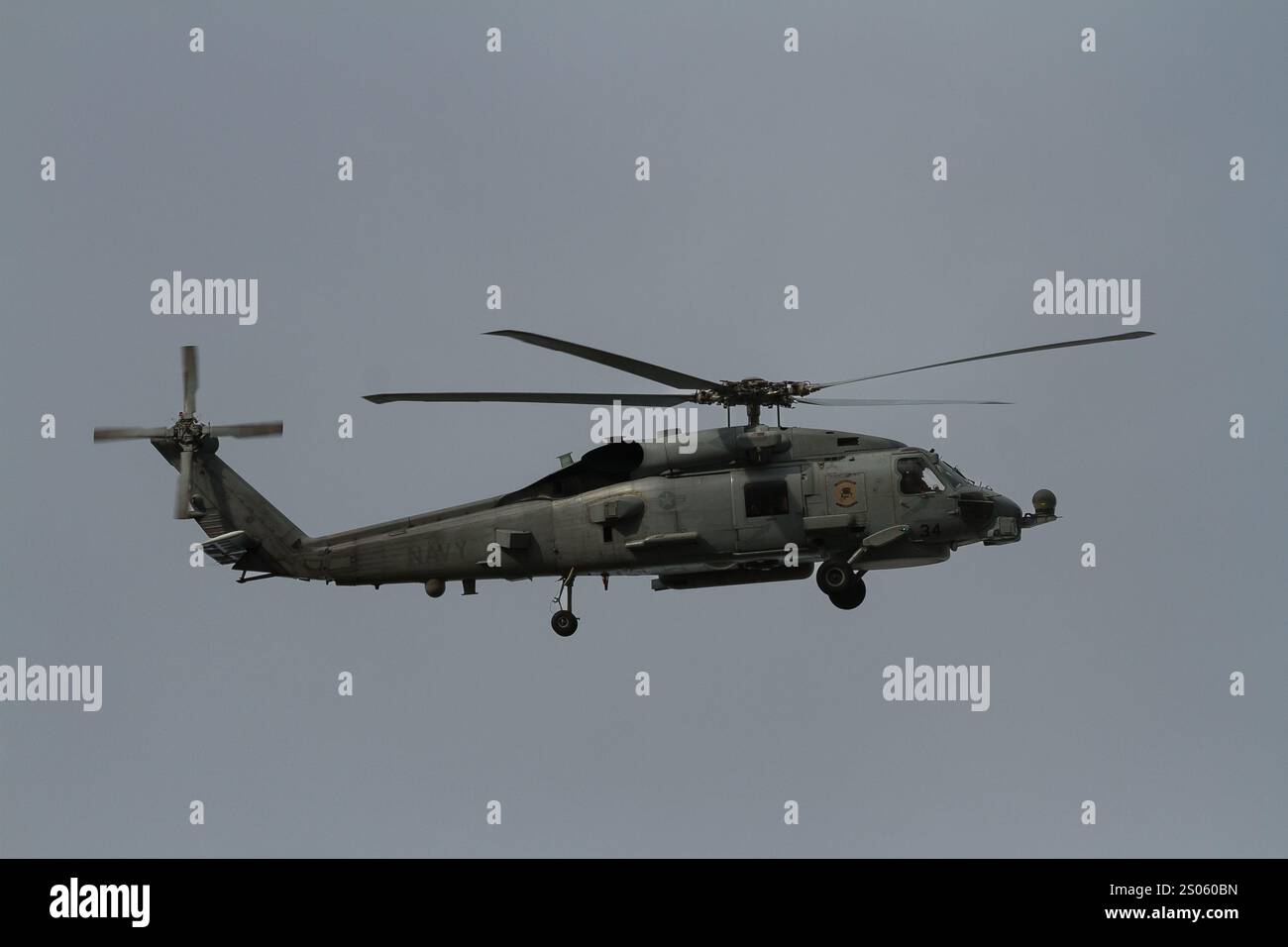 Un hélicoptère Sikorsky SH-60 Seahawk avec l'US Navy Helicopter maritime Strike Squadron Three Five (HSM35) volant près de la base aérienne Naf Atsugi, au Japon Banque D'Images
