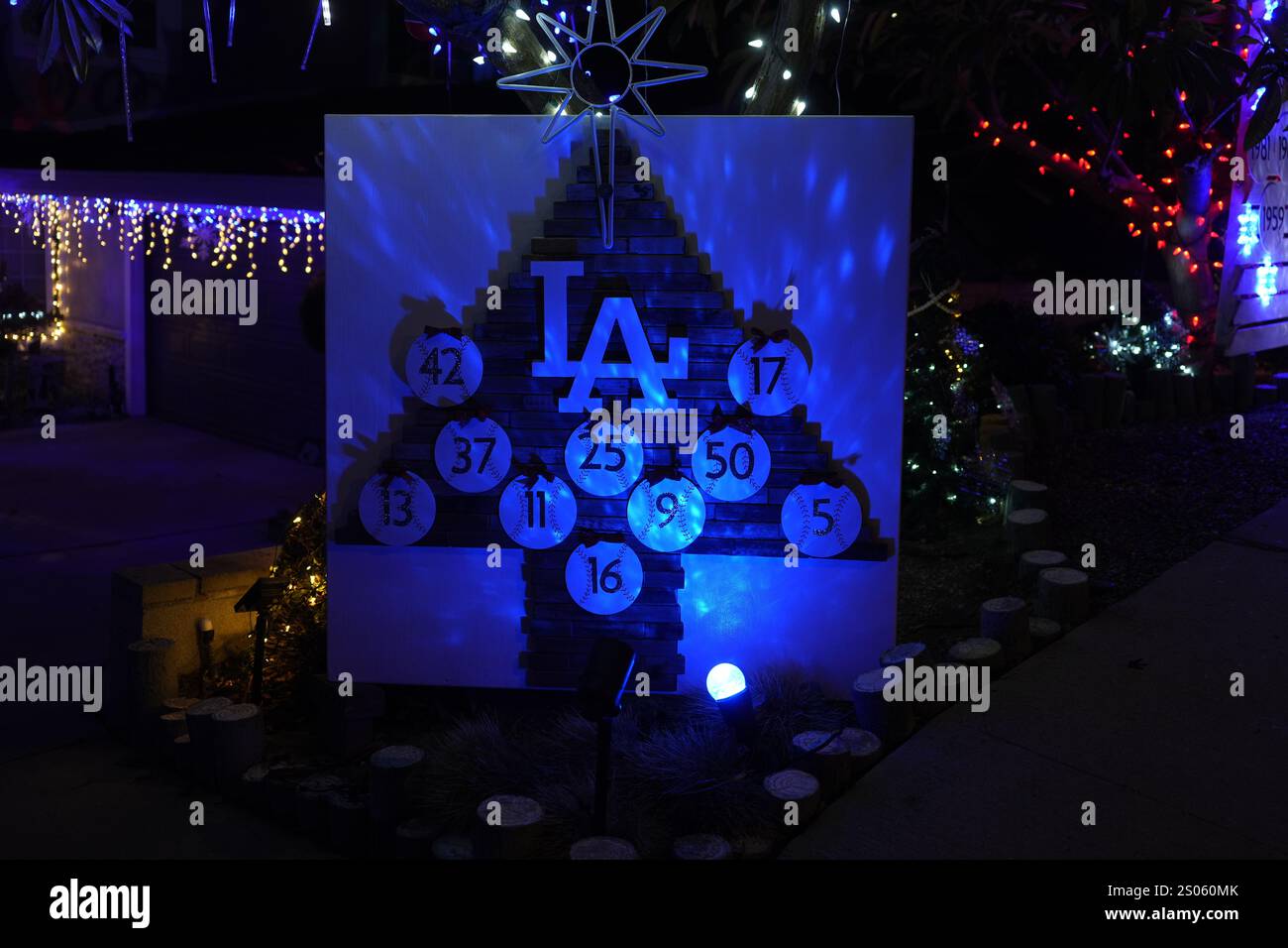 Monterey Park, États-Unis. 24 décembre 2024. Une présentation de Noël avec les numéros de maillots de Jackie Robinson (42) et Shohei Ohtani (17), Teoscar Hernandez (37), Tommy Erdman (25), Mookie Betts (50), Max Muncy (13), Miguel Rojas (11 ans), Gavin Lux (9 ans), Freddie Freeman (5 ans) et Will Smith (16 ans) dans une résidence, le mardi 24 décembre 2024, à Monterey Park, Etalonnage Crédit : image du sport /Alamy Live News Banque D'Images