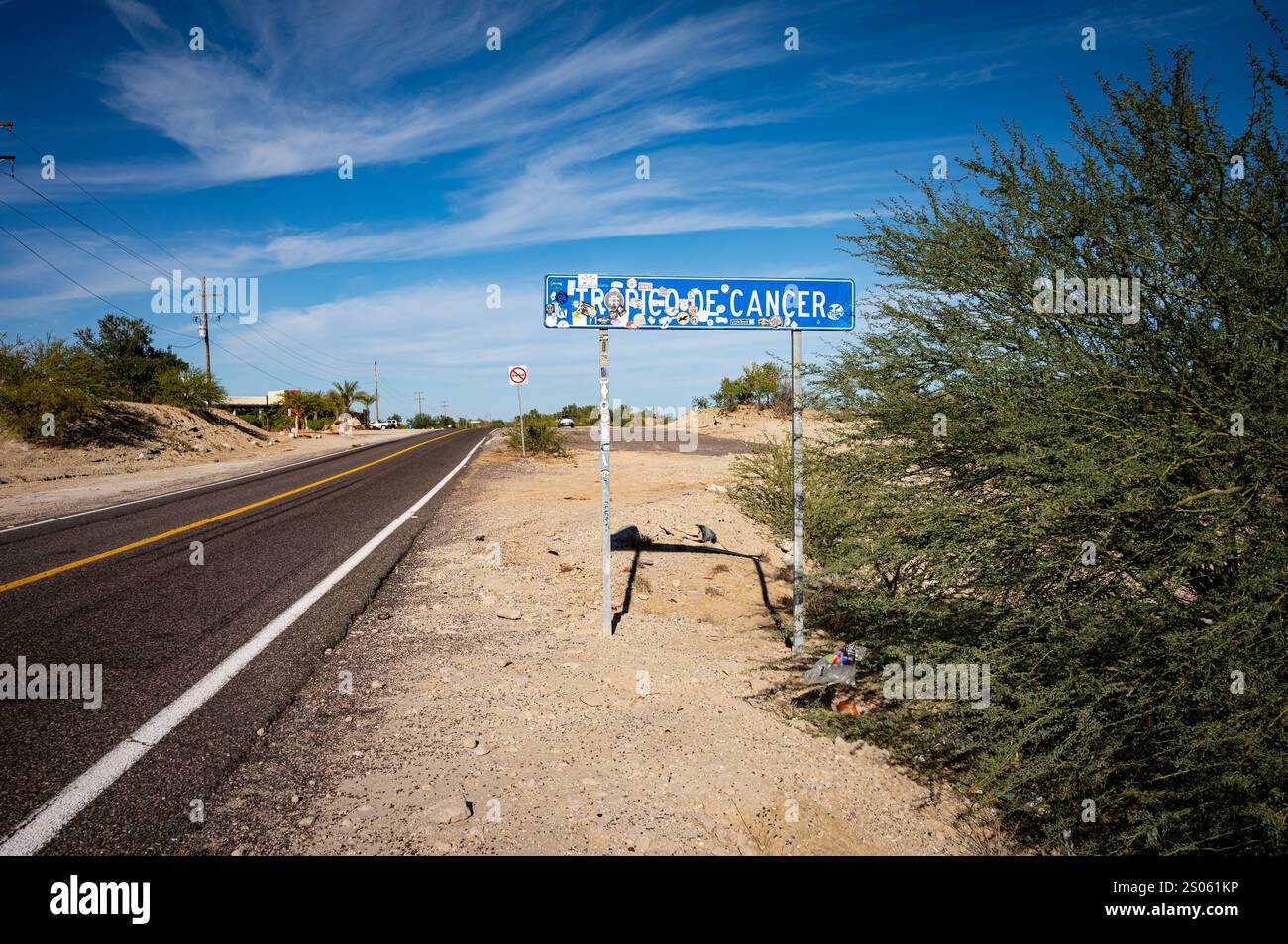 Le panneau Tropique du cancer à peine lisible sur le Cap est de Baja California sur au Mexique sur la route Carretera Transpeninsular 1. Banque D'Images