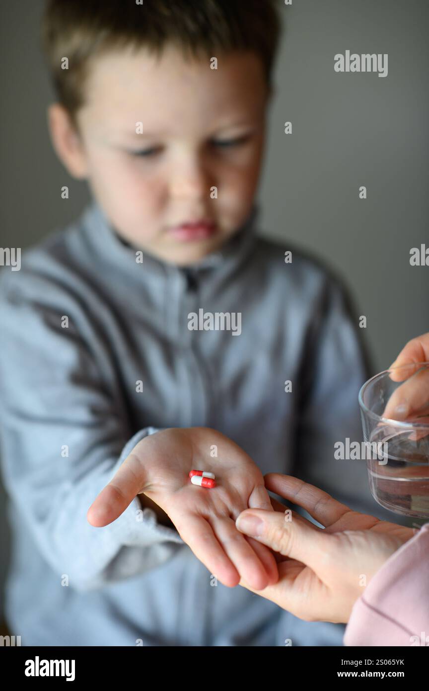 kid va prendre une pilule de supplément Banque D'Images