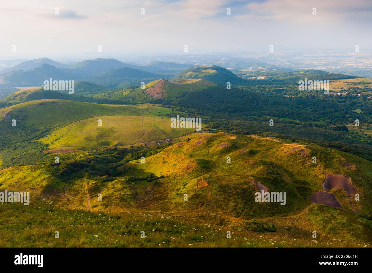 France, Puy-de-Dôme (63), chaines des Puys, petit Puy-de-Dôme, vue depuis le sommet de l'ancien volcan Puy-de-Dôme Banque D'Images