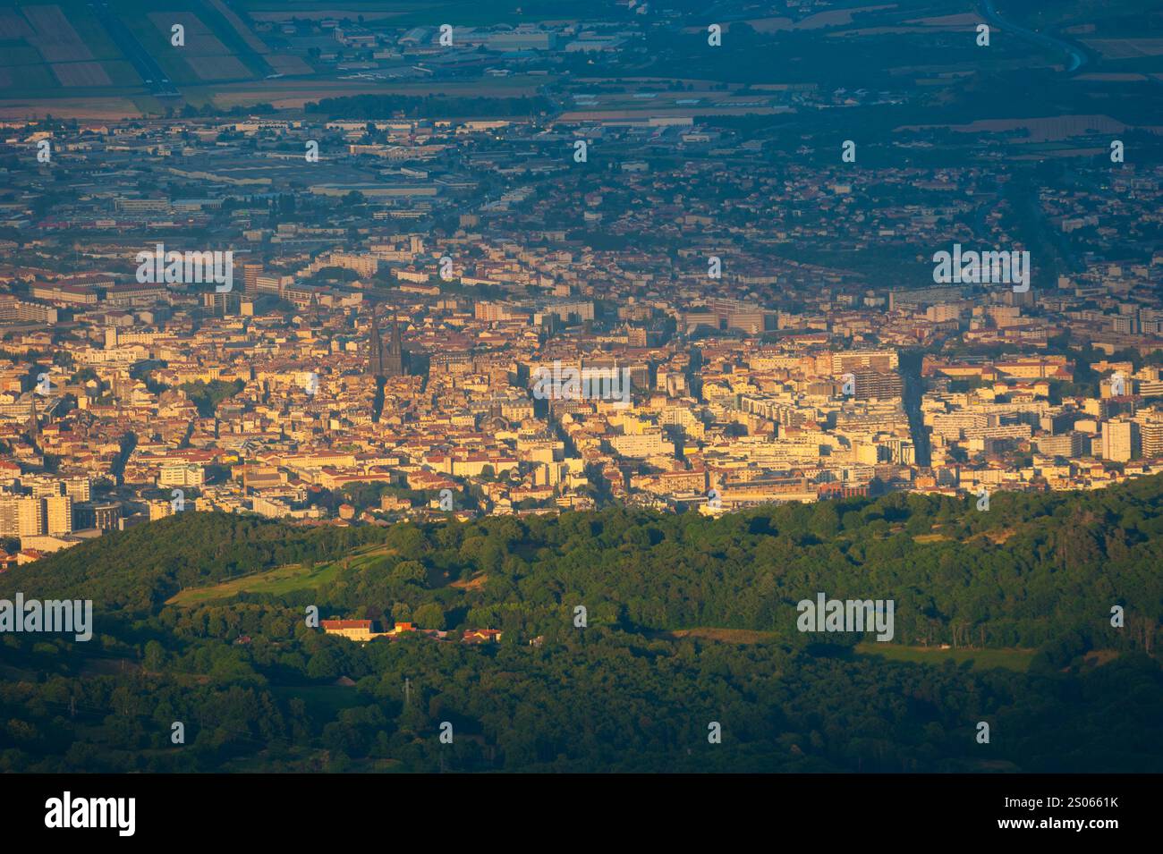 France, Puy-de-Dôme (63), ville de Clermont-Ferrand vue en soirée depuis le sommet de l'ancien volcan Puy-de-Dôme Banque D'Images