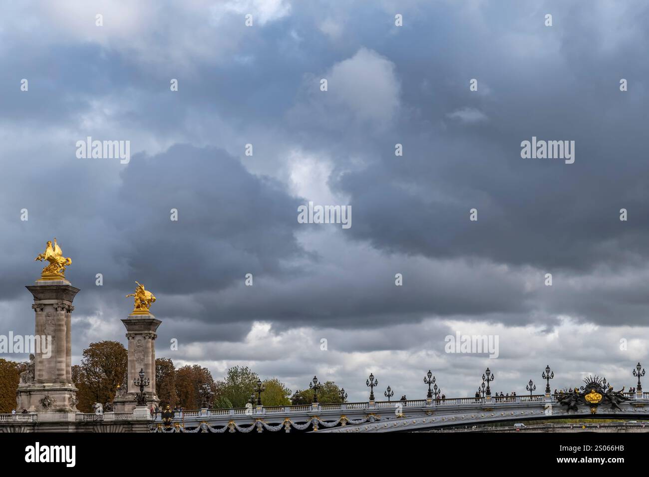 Le pont Alexandre III à Paris, France, sous un ciel pittoresque Banque D'Images