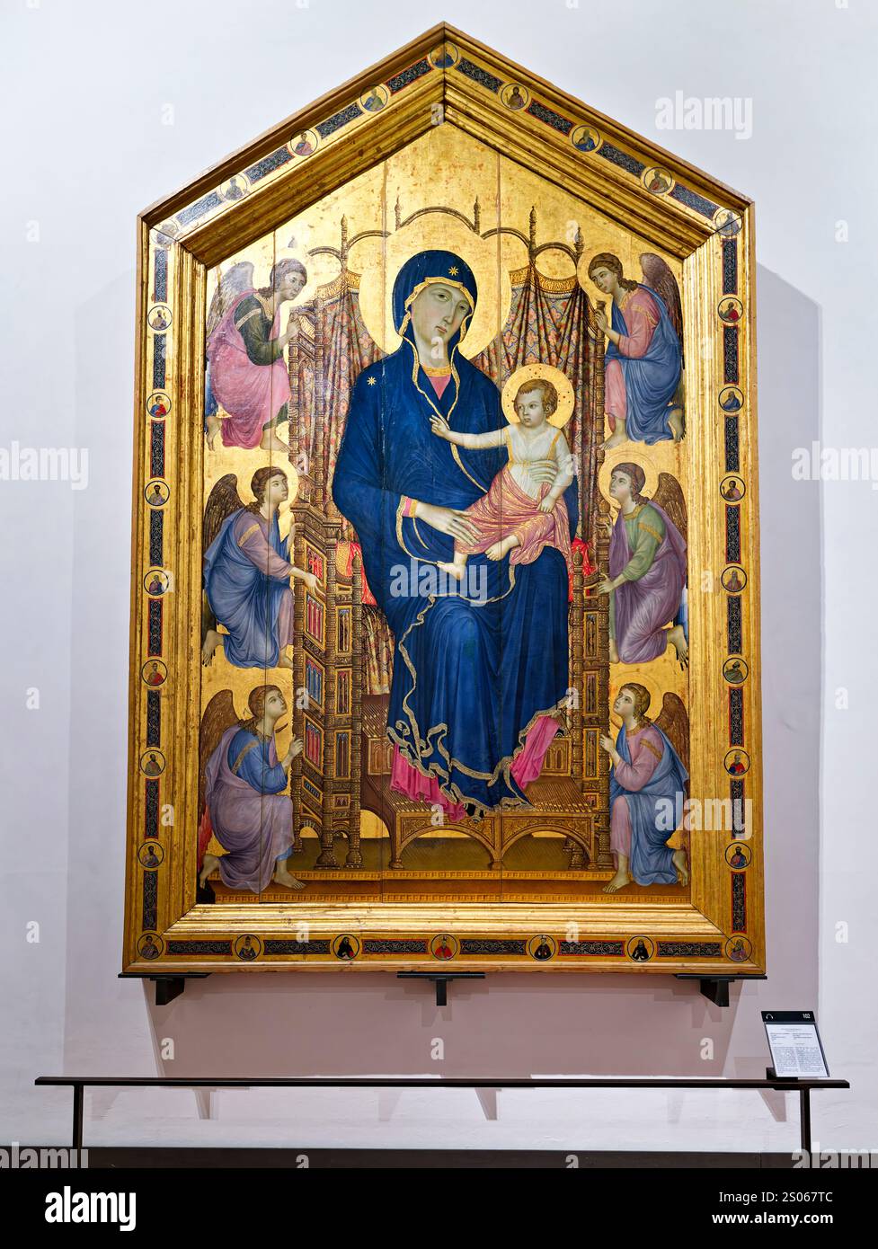 Florence Toscane Italie. Galerie des Offices. Duccio di Buoninsegna. Madonna avec enfant et Anges Banque D'Images