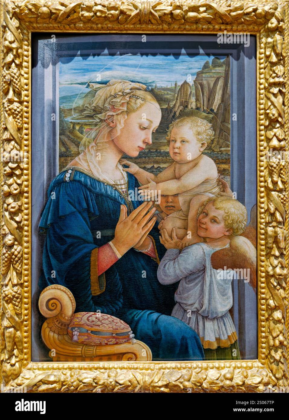 Florence Toscane Italie. Galerie des Offices. Filippo Lippi. Madonna et enfant avec deux anges Banque D'Images Florence Toscane Italie. Galerie des Offices. Filippo Lippi. Madonna et enfant avec deux anges Banque D'Images