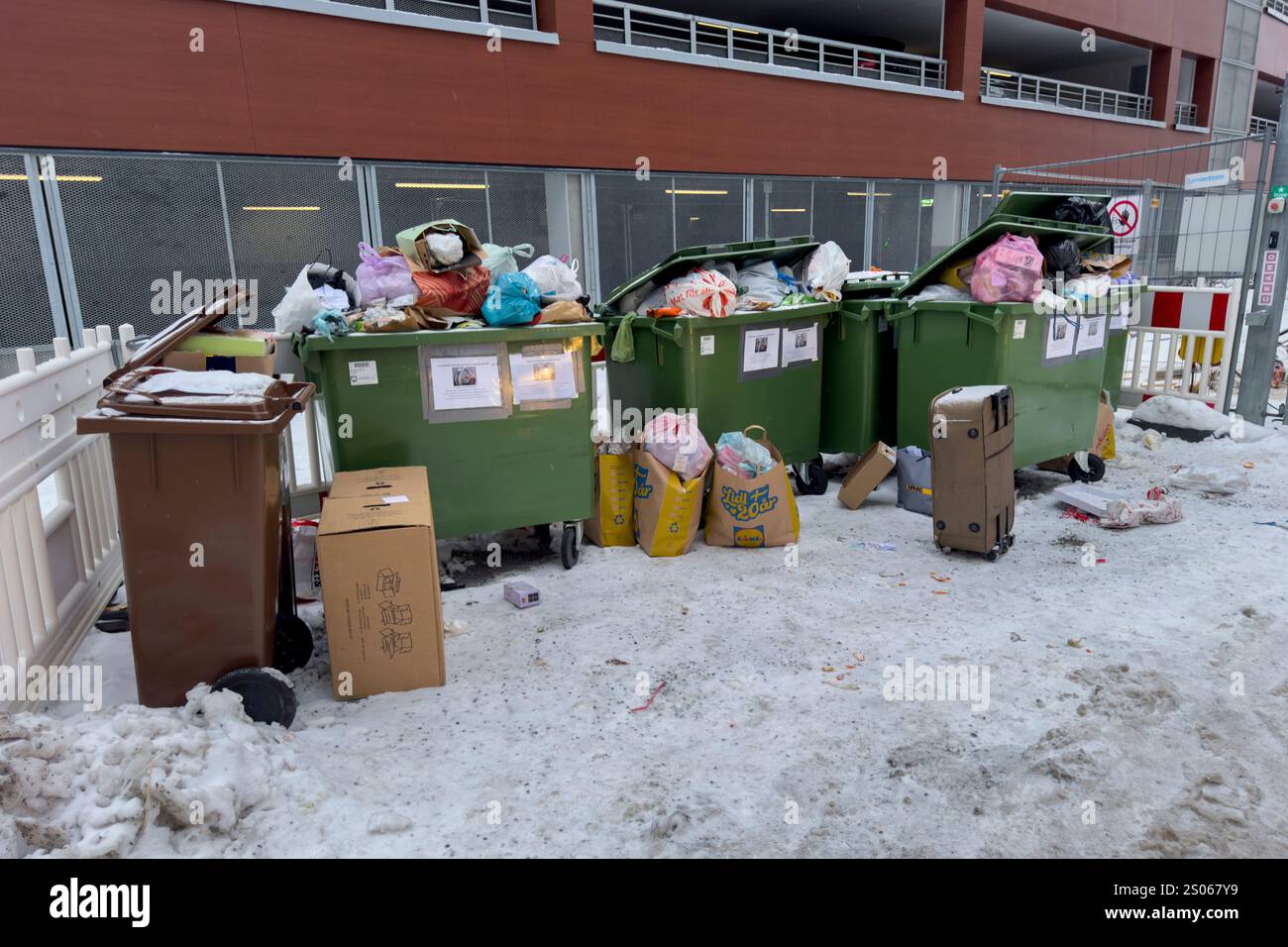 Les poubelles débordent. Banque D'Images