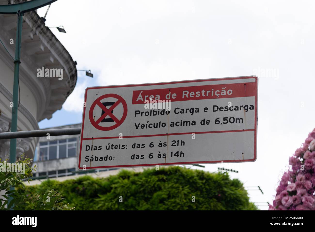 Salvador, Bahia, Brésil - 08 décembre 2024 : panneau de signalisation indiquant une restriction routière. Ville de Salvador, Bahia. Banque D'Images