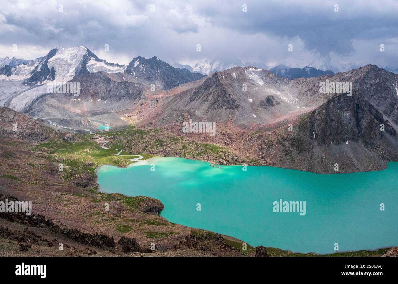 Le lac Ala Kul est une route de trekking populaire au Kirghizistan. Banque D'Images