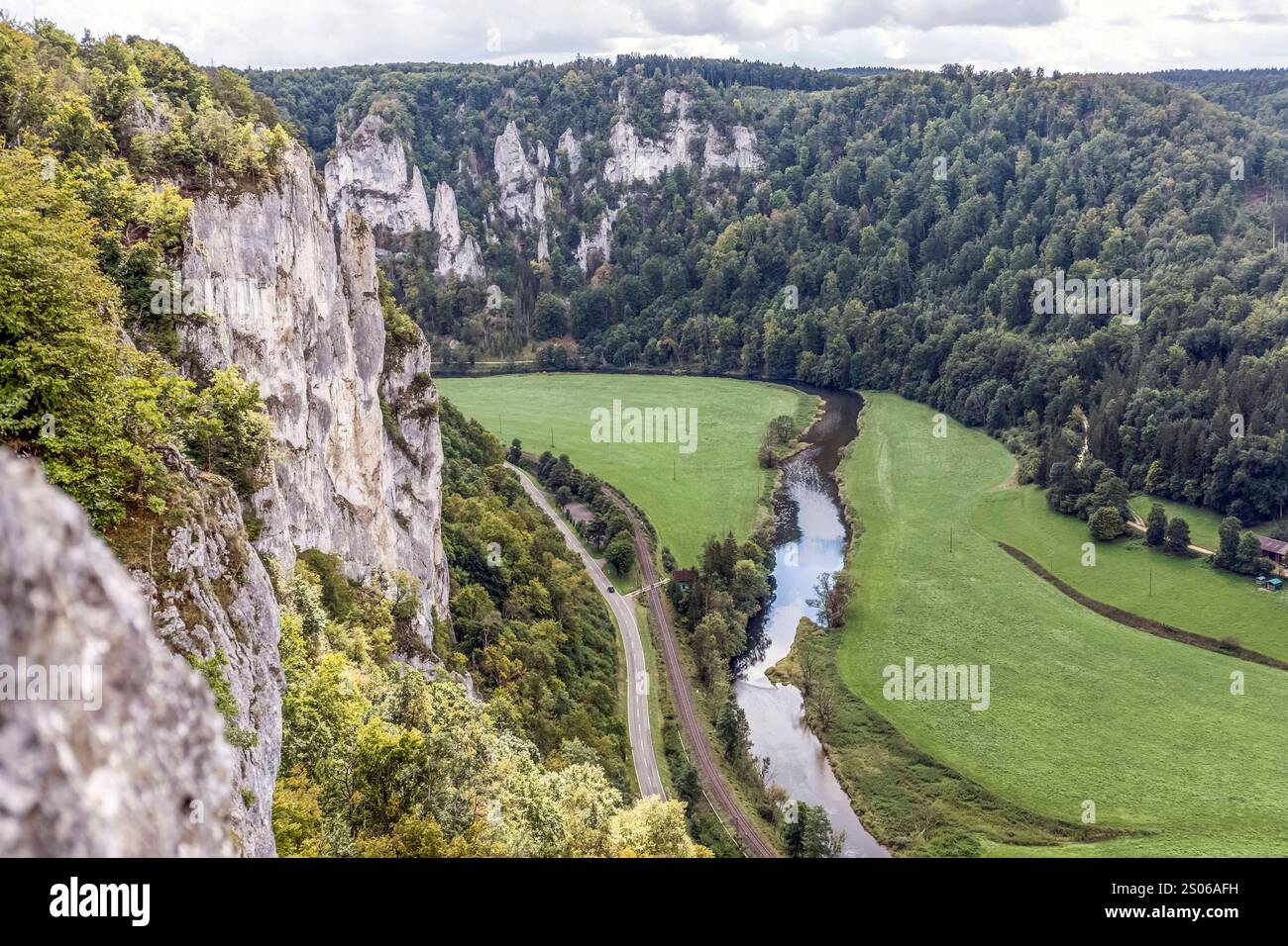 Felsen auf der Schwäbischen Alb im Donautal 20220911tr164 Bergwelten, Fels, Felsen, Berge, Felsklettern, Gebirge, Schwäbische Alb, draussen Stetten am Kalten Markt Baden-Württemberg Deutschland *** rochers dans l'Alb souabe dans la vallée du Danube 20220911tr164 mondes de montagne, rocher, rochers, montagnes, escalade, montagnes, Souabe Alb, plein air Stetten am Kalten Markt Baden Württemberg Allemagne Copyright : xThomasxRathayx Banque D'Images