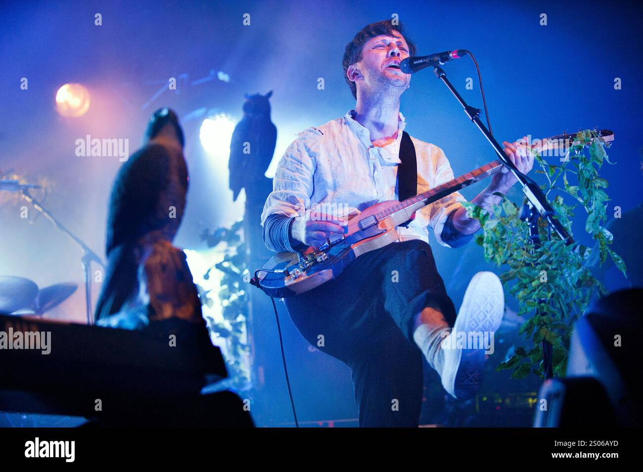 Le groupe de rock British Sea Power en concert à l'Institut de Birmingham le 5 avril 2013. Centre du chanteur et guitariste Scott Wilkinson (Yan). Banque D'Images