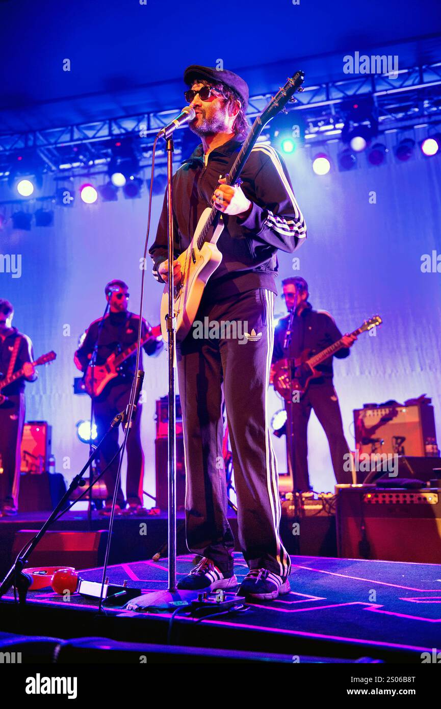 Le groupe de rock alternatif AMÉRICAIN Eels à Birmingham O2 le 30 mars 2013, dernier jour de tournée britannique. Chanteur et guitariste Mark E Everett. Banque D'Images