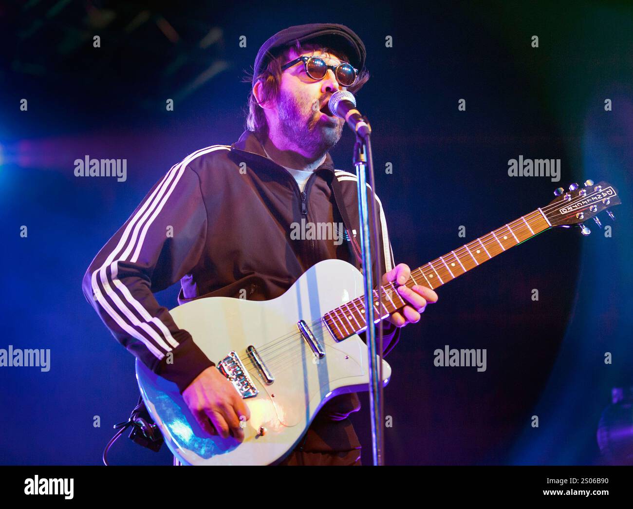 Le groupe de rock alternatif AMÉRICAIN Eels à Birmingham O2 le 30 mars 2013, dernier jour de tournée britannique. Chanteur et guitariste Mark E Everett. Banque D'Images