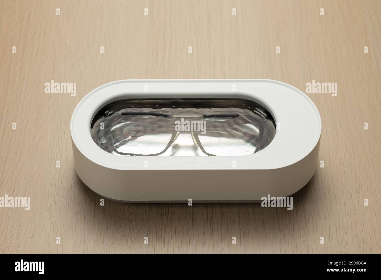 Le nettoyeur de lunettes électrique intelligent ultrasonique en blanc, un appareil révolutionnaire conçu pour garder vos lunettes impeccables avec la technologie ultrasonique avancée Banque D'Images