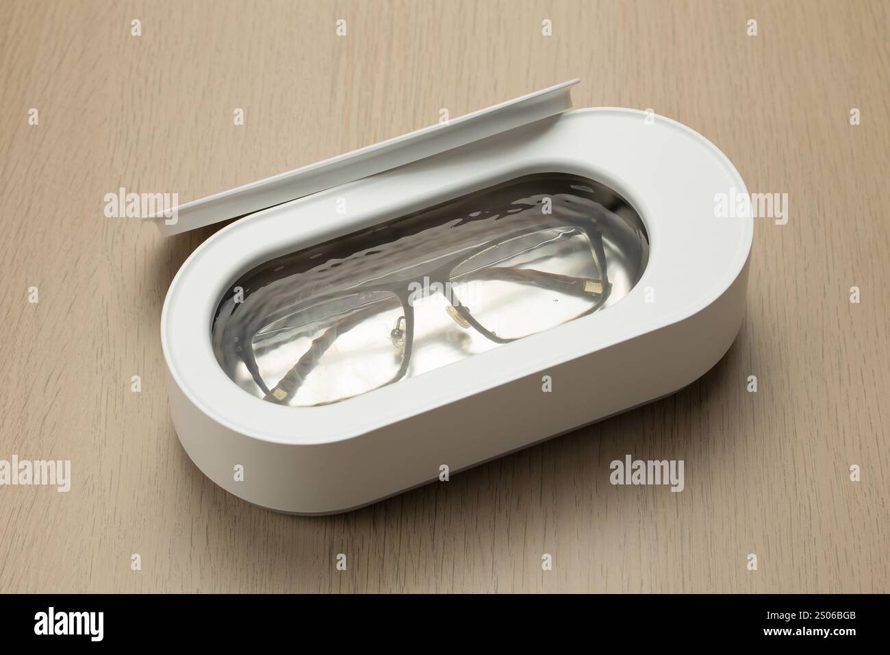 Le nettoyeur de lunettes électrique intelligent ultrasonique en blanc, un appareil révolutionnaire conçu pour garder vos lunettes impeccables avec la technologie ultrasonique avancée Banque D'Images