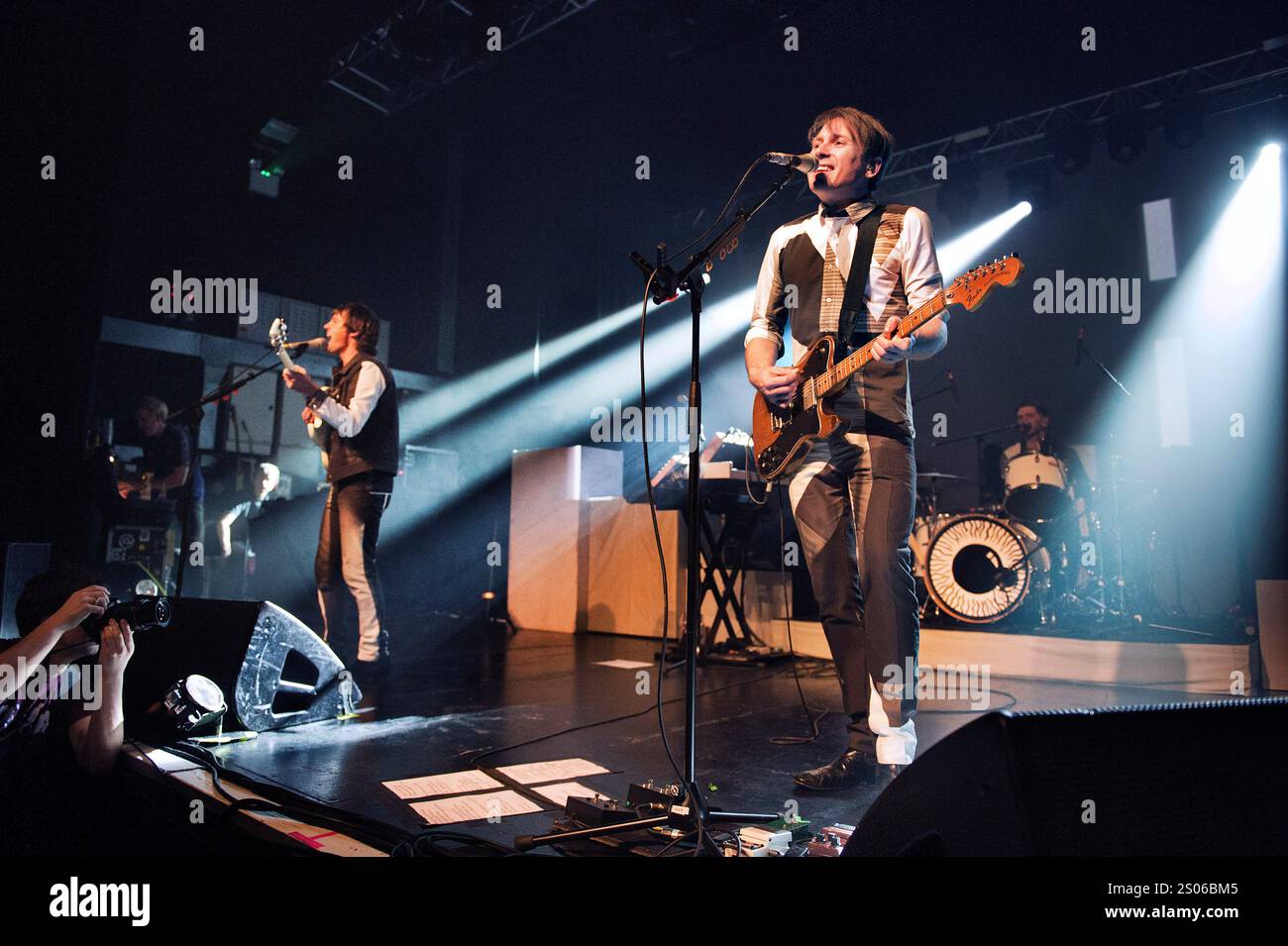 Le groupe de rock indépendant Franz Ferdinand à la Birmingham O2 Academy le 21 mars 2014. Nick McCarthy et Alex Kapranos à la guitare et au chant. Banque D'Images