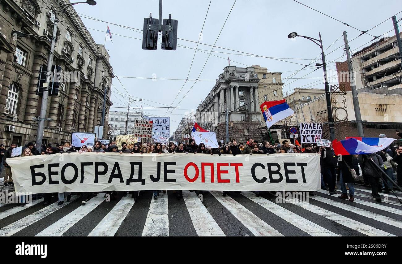 Belgrade, Serbie. 25 décembre 2024. Les étudiants se rassemblent dans le cadre des manifestations anti-gouvernementales en cours qui ont éclaté après l'effondrement de la canopée d'une gare ferroviaire le mois dernier qui a fait 15 morts, sur le boulevard de Kneza Milosa à Belgrade, en Serbie. Crédit : Dimitrije Vasiljevic/Alamy Live News Banque D'Images