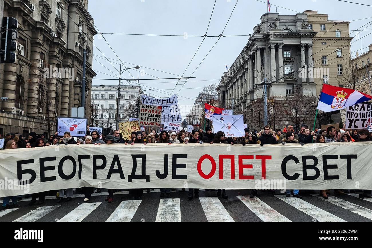 Belgrade, Serbie. 25 décembre 2024. Les étudiants se rassemblent dans le cadre des manifestations anti-gouvernementales en cours qui ont éclaté après l'effondrement de la canopée d'une gare ferroviaire le mois dernier qui a fait 15 morts, sur le boulevard de Kneza Milosa à Belgrade, en Serbie. Crédit : Dimitrije Vasiljevic/Alamy Live News Banque D'Images