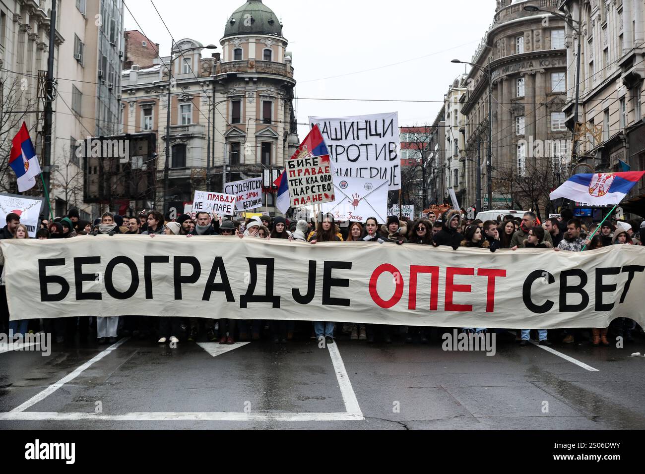Belgrade, Serbie. 25 décembre 2024. Les étudiants se rassemblent dans le cadre des manifestations anti-gouvernementales en cours qui ont éclaté après l'effondrement de la canopée d'une gare ferroviaire le mois dernier qui a fait 15 morts, sur le boulevard de Kneza Milosa à Belgrade, en Serbie. Crédit : Dimitrije Vasiljevic/Alamy Live News Banque D'Images