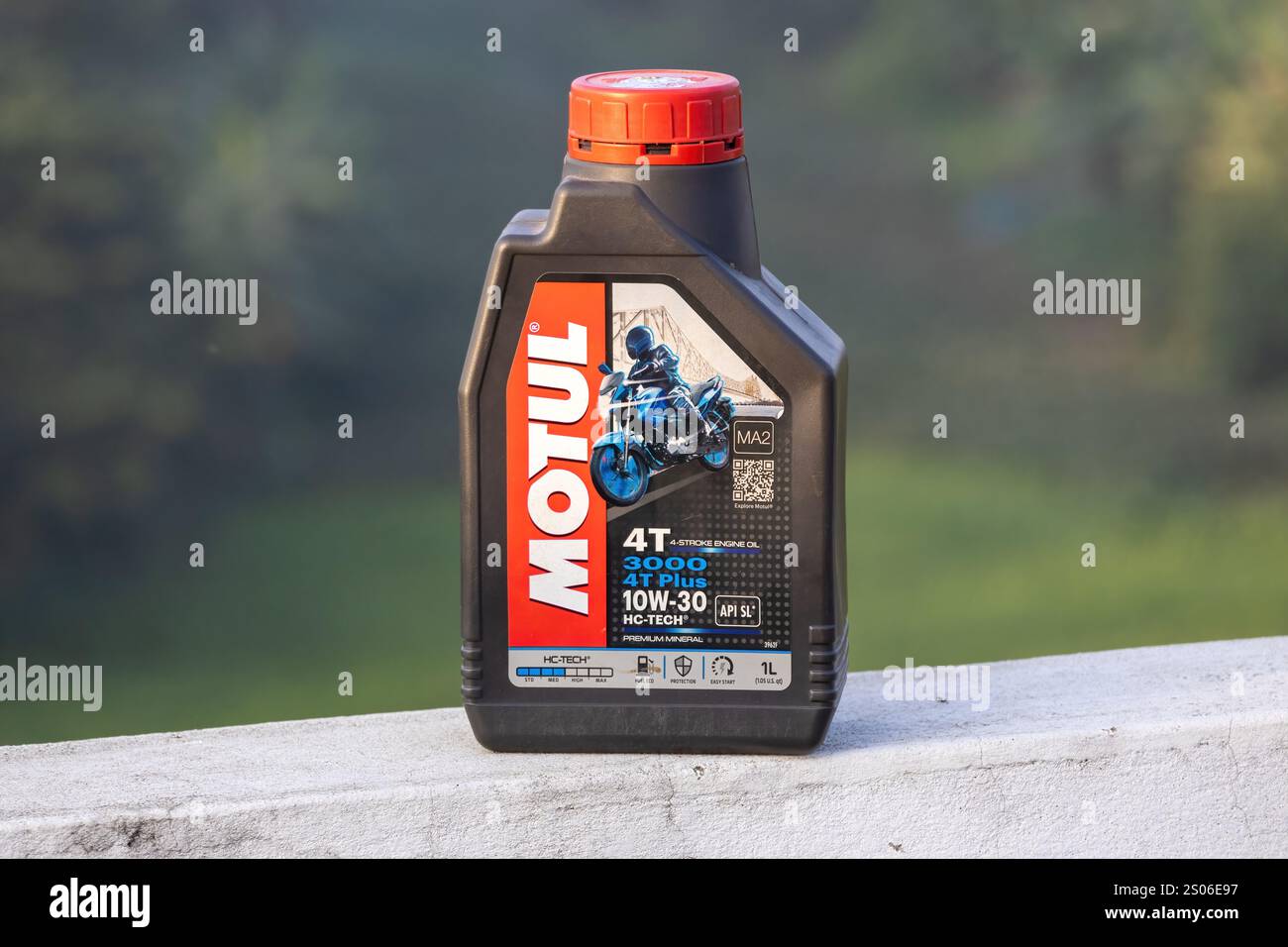 Huile moteur 4 temps minérale Motul 3000 4T plus 10W-30 Premium. Capturé sur un mur extérieur à Kishoreganj, Bangladesh, le 14 décembre 2024. Banque D'Images