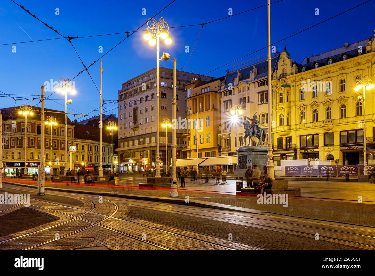 Centre-ville de Zagreb à l'heure bleue avec des pistes lumineuses de bus électriques. Photo prise le 20 octobre 2024 à Zagreb, Croatie. Banque D'Images