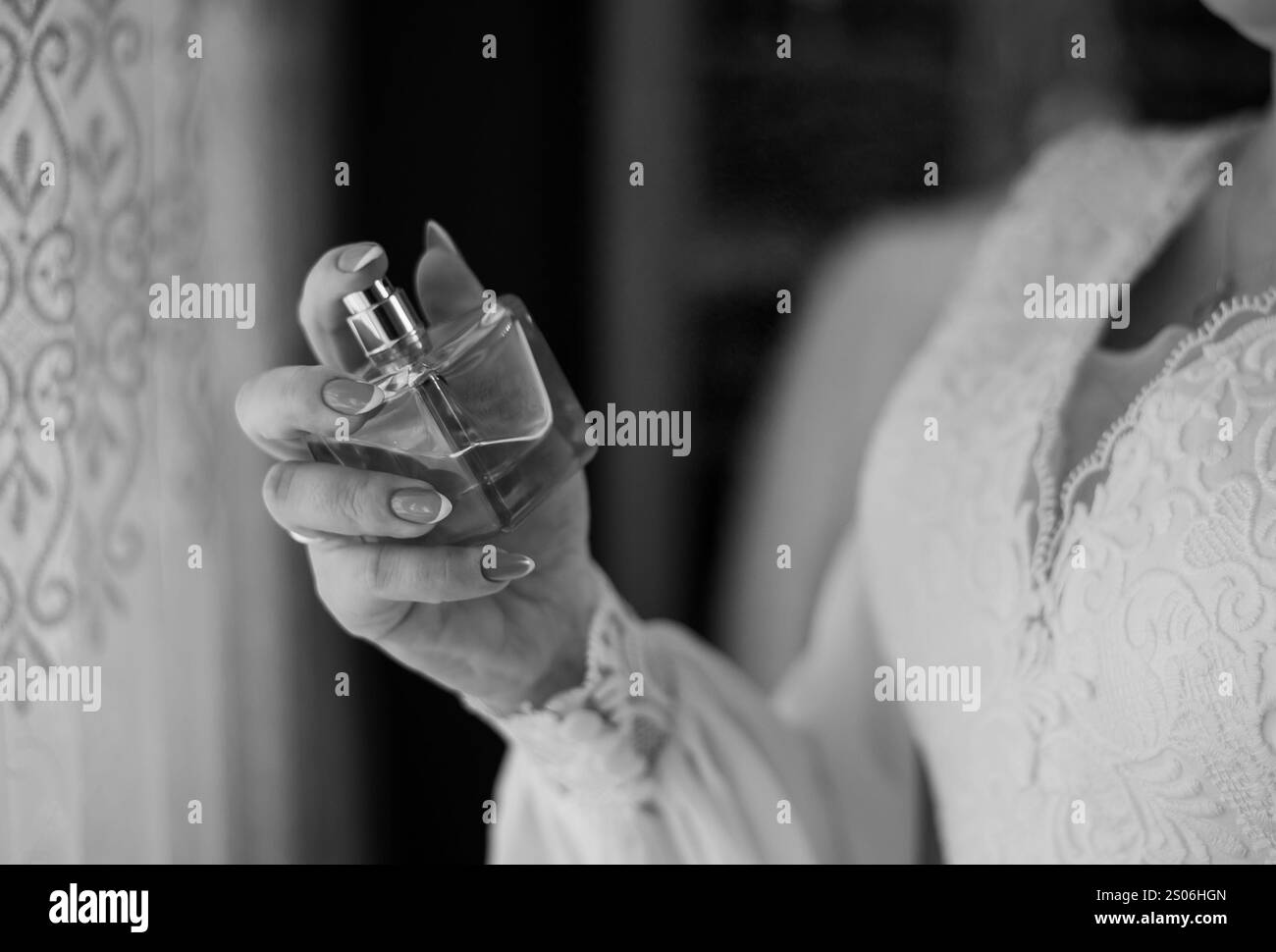 Femme élégante tenant une bouteille de parfum Vintage en Soft Focus. Banque D'Images
