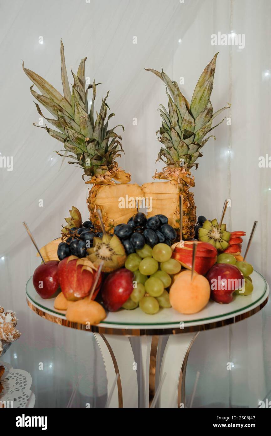 Arrangement de fruits exquis avec ananas et fruits frais assortis. Banque D'Images