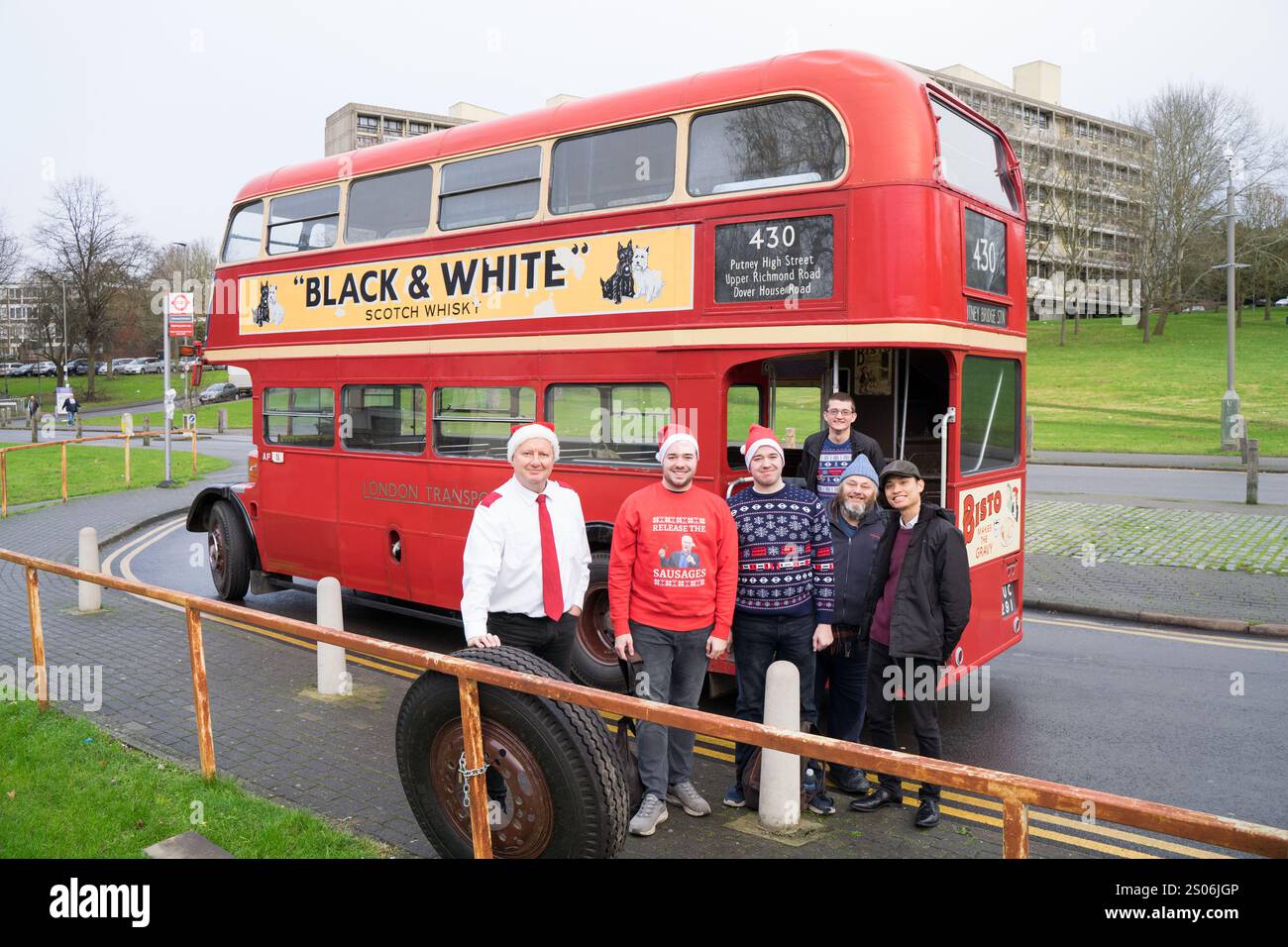 Londres, Royaume-Uni. 25 décembre 2024. London route 430 - Service gratuit de bus de Noël par trois maîtres de route vintage, employés par des bénévoles de 1950s Vintage bus Hire et le London bus Museum, emmenant les familles au service de chant le jour de noël et le grand public profitant de Noël dans et autour de Londres. Crédit : Glosszoom/Alamy Live News Banque D'Images