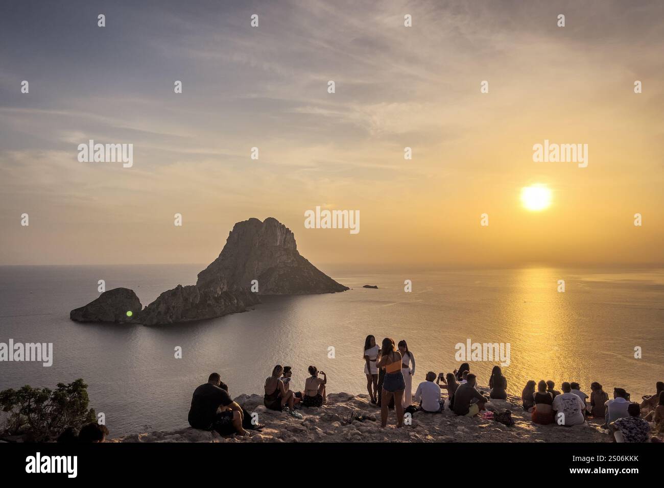 Ibiza, Espagne - 26 août 2024 - vue sur l'île es Vedra et les gens regardant le coucher du soleil Banque D'Images