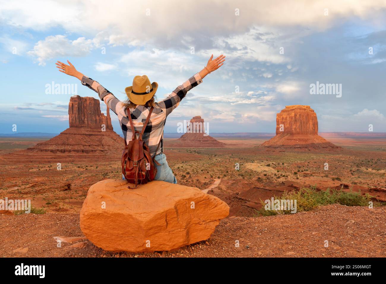 Femme assise dans Monument Valley avec vue d'ensemble des roches rouges. Arizona Banque D'Images