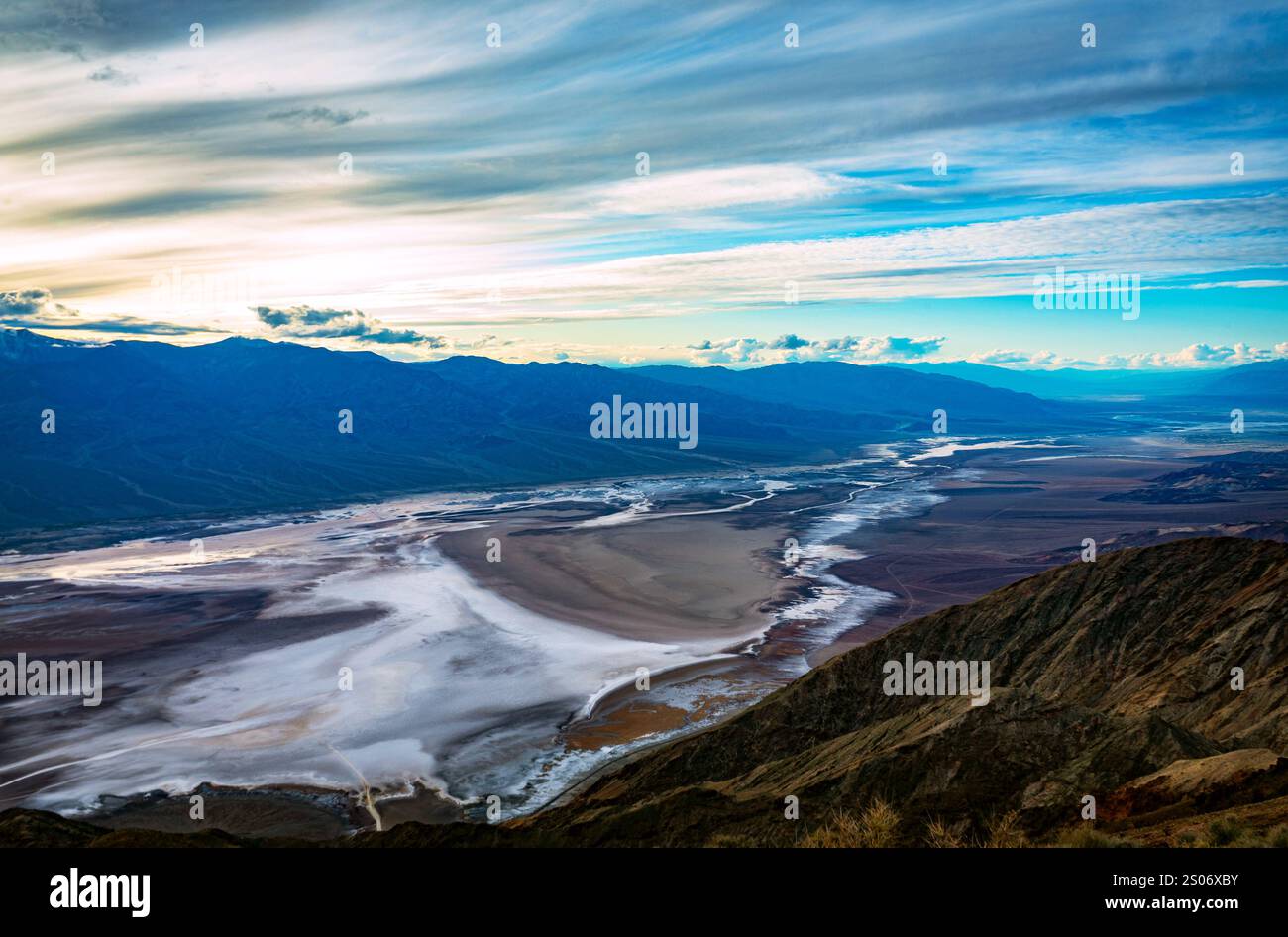 Vue imprenable depuis Dante's point dans la Vallée de la mort, avec des plaines salées, des montagnes escarpées et un ciel désertique spectaculaire Banque D'Images