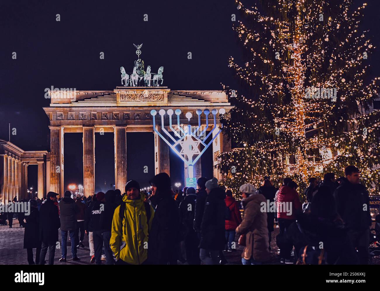 Berlin, Allemagne. 25 décembre 2024. Au début de la fête juive des lumières de huit jours, Hanukkah, la première lumière brille sur le candélabre Hanukkah devant la porte de Brandebourg. Crédit : Paul Zinken/dpa/Alamy Live News Banque D'Images