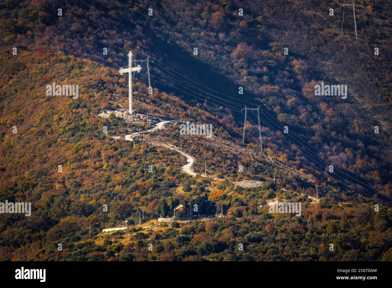 Grand monument en croix dans la baie de Boko-kotor au Monténégro de loin Banque D'Images