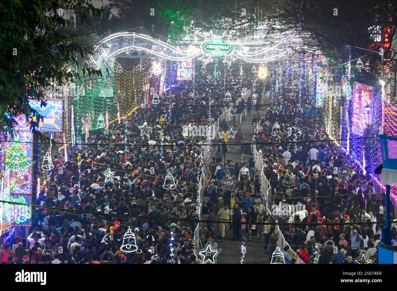 New Delhi, Inde. 25 décembre 2024. KOLKATA, INDE - DÉCEMBRE 25 : Park Street est orné d'une décoration lumineuse spéciale pour le Carnaval de Noël, le 25 décembre 2024 à Kolkata, Inde. (Photo de Samir Jana/Hindustan Times/Sipa USA ) crédit : Sipa USA/Alamy Live News Banque D'Images