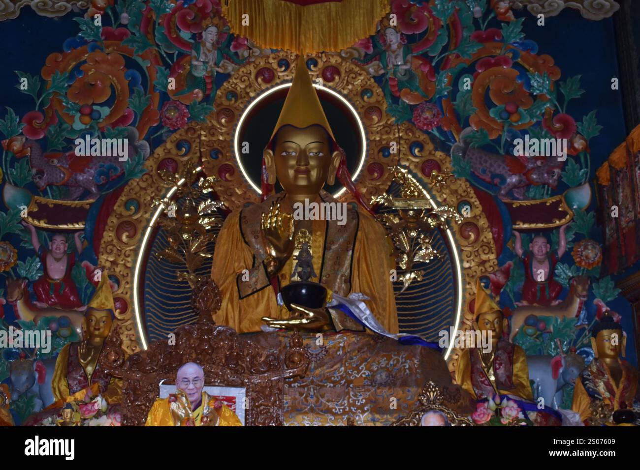 Niché dans les collines sereines du parc national de Shivapuri, juste à l'extérieur de Katmandou, au Népal se trouve le monastère tranquille de Nagi Gompa. Cet ancien Mo bouddhiste Banque D'Images