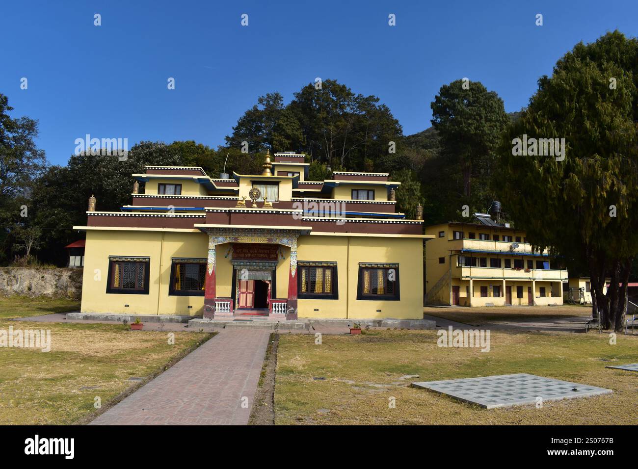 Niché dans les collines sereines du parc national de Shivapuri, juste à l'extérieur de Katmandou, au Népal se trouve le monastère tranquille de Nagi Gompa. Cet ancien Mo bouddhiste Banque D'Images