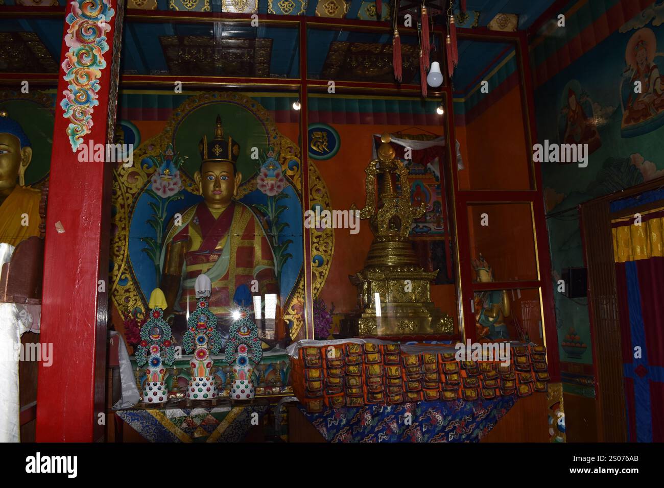 Niché dans les collines sereines du parc national de Shivapuri, juste à l'extérieur de Katmandou, au Népal se trouve le monastère tranquille de Nagi Gompa. Cet ancien Mo bouddhiste Banque D'Images