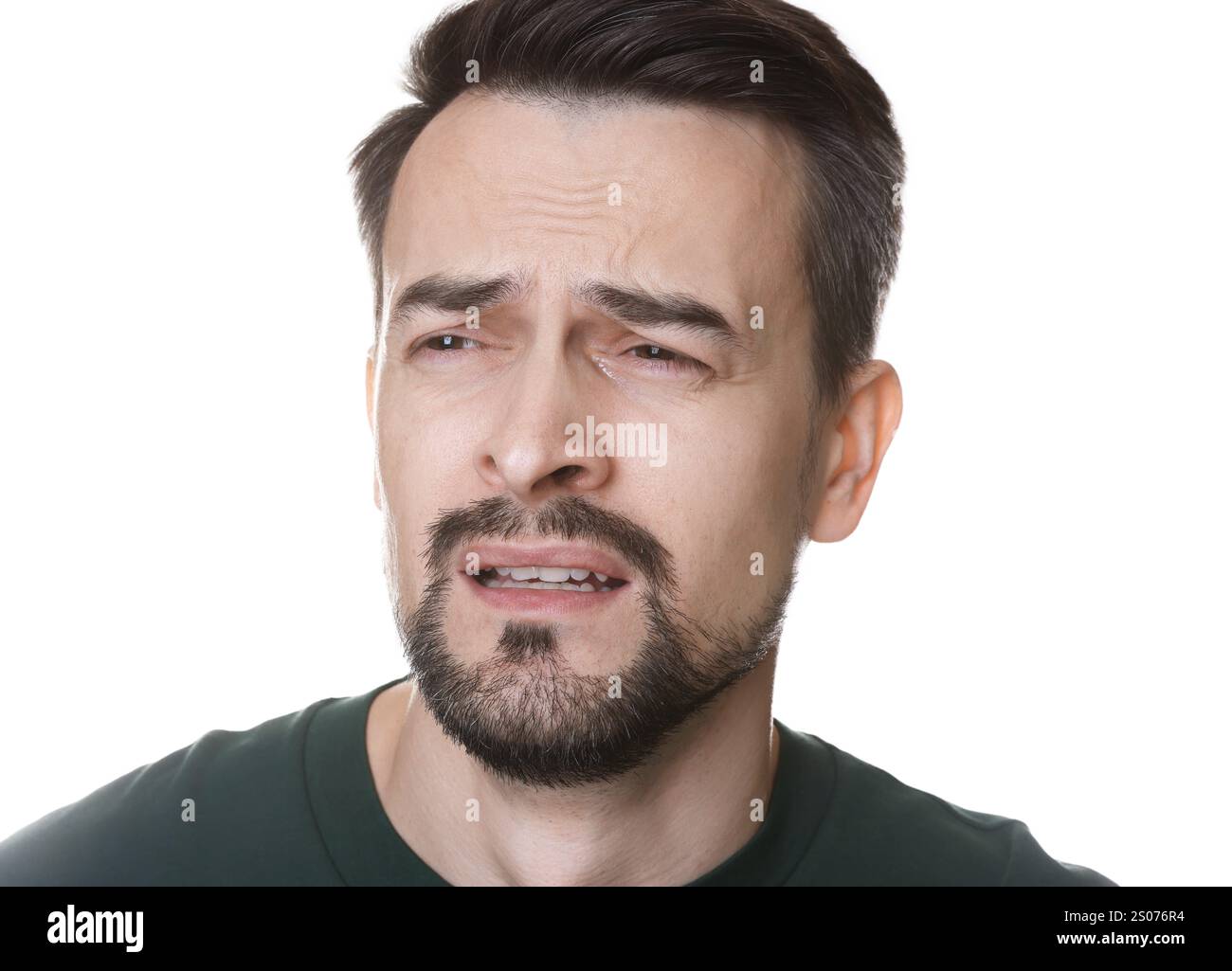 Portrait d'homme triste pleurant sur fond blanc Banque D'Images