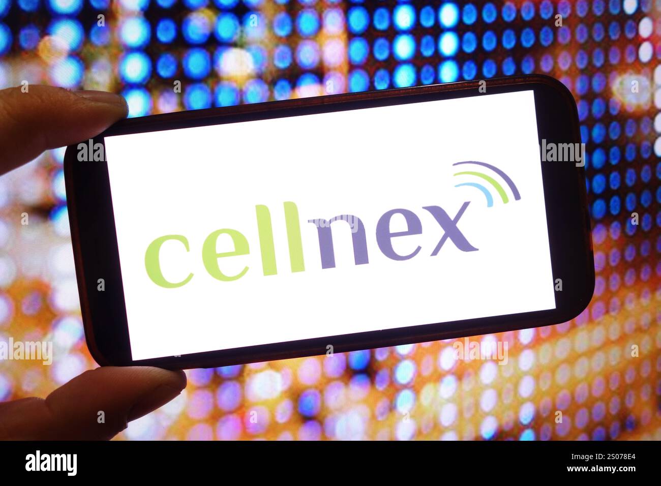 Pologne. 23 décembre 2024. Dans cette illustration photo, le logo de la société Cellnex Telecom est affiché sur l'écran d'un smartphone. (Photo de Piotr SWAT/SOPA images/SIPA USA) *** strictement à des fins éditoriales *** crédit : SIPA USA/Alamy Live News Banque D'Images