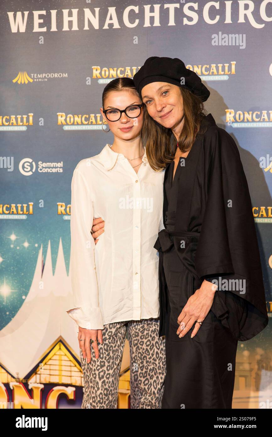 Roncalli Weihnachtscircus, Show und promis im Tempodrom, Berlin, 20.12.2024 Jeanette Hain mit Tochter Malou Hain BEI der Premiere des 20. Original Roncalli Weihnachtscircus im Berliner Tempodrom AM 20.12.2024. Berlin Tempodrom *** Roncalli Weihnachtscircus, spectacle et célébrités au Tempodrom, Berlin, 20 12 2024 Jeanette Hain avec sa fille Malou Hain à la première des 20 Roncalli Weihnachtscircus originaux au Tempodrom de Berlin le 20 12 2024 Berlin Tempodrom Copyright : xBenxKriemannx Banque D'Images