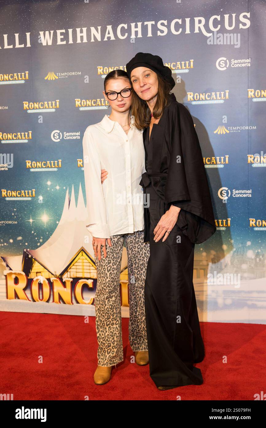 Roncalli Weihnachtscircus, Show und promis im Tempodrom, Berlin, 20.12.2024 Jeanette Hain mit Tochter Malou Hain BEI der Premiere des 20. Original Roncalli Weihnachtscircus im Berliner Tempodrom AM 20.12.2024. Berlin Tempodrom *** Roncalli Weihnachtscircus, spectacle et célébrités au Tempodrom, Berlin, 20 12 2024 Jeanette Hain avec sa fille Malou Hain à la première des 20 Roncalli Weihnachtscircus originaux au Tempodrom de Berlin le 20 12 2024 Berlin Tempodrom Copyright : xBenxKriemannx Banque D'Images