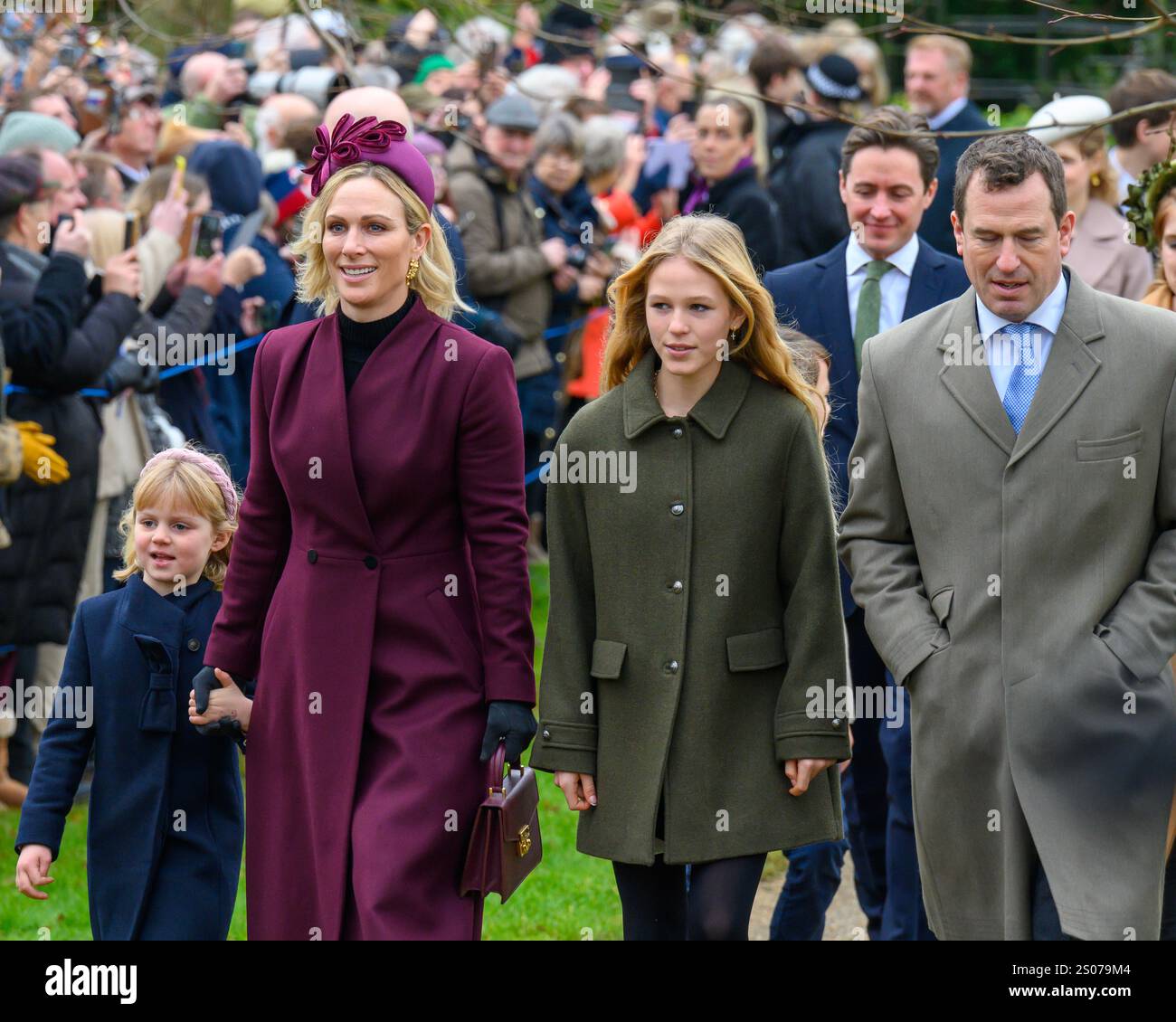 Sandringham, Norfolk, Royaume-Uni. 25 décembre 2024. Lena Tindall tient la main de sa mère, Zara Tindall, alors qu'ils rejoignent le reste de la famille royale dans leur promenade traditionnelle à l'église Mary Magdalene sur le domaine Sandringham pour le service du matin de Noël. Peter Phillips et sa fille Isla sont également sur la photo. Crédit : MartinJPalmer/Alamy Live News Banque D'Images