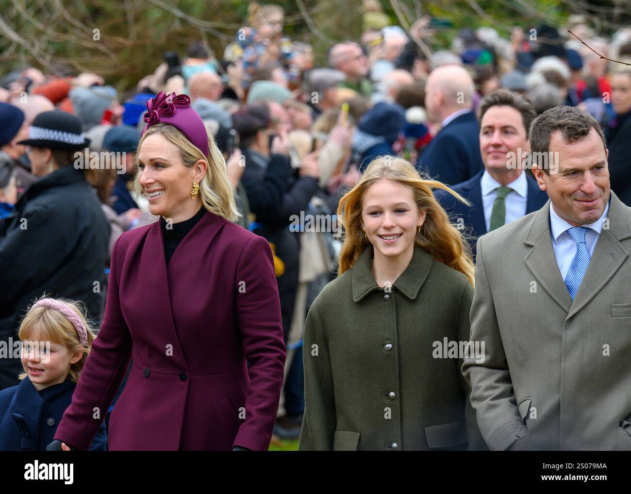 Sandringham, Norfolk, Royaume-Uni. 25 décembre 2024. Lena Tindall tient la main de sa mère, Zara Tindall, alors qu'ils rejoignent le reste de la famille royale dans leur promenade traditionnelle à l'église Mary Magdalene sur le domaine Sandringham pour le service du matin de Noël. Peter Phillips et sa fille Isla sont également sur la photo. Crédit : MartinJPalmer/Alamy Live News Banque D'Images